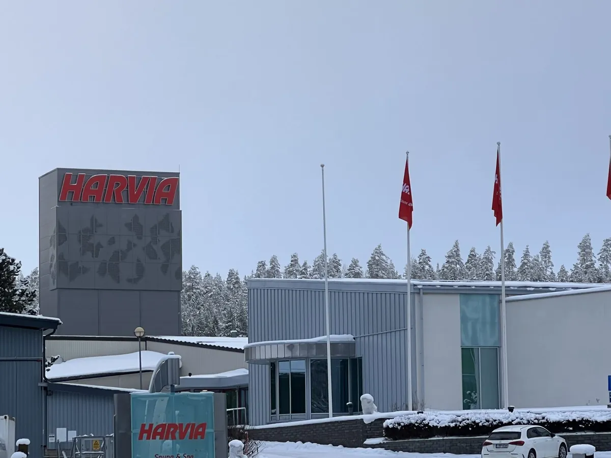 雪の森に立つハルビア本社