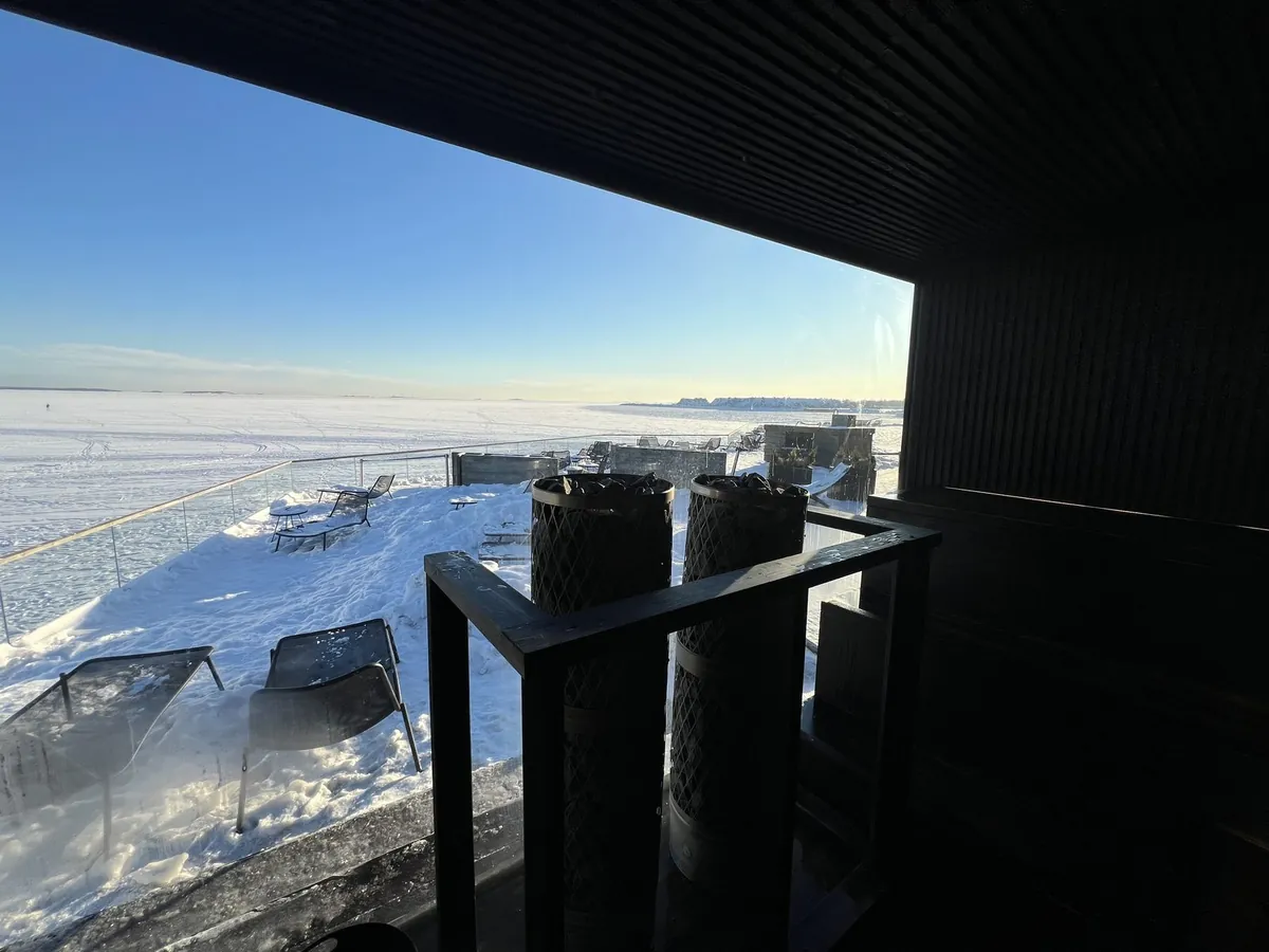 窓の外は一面の氷の海